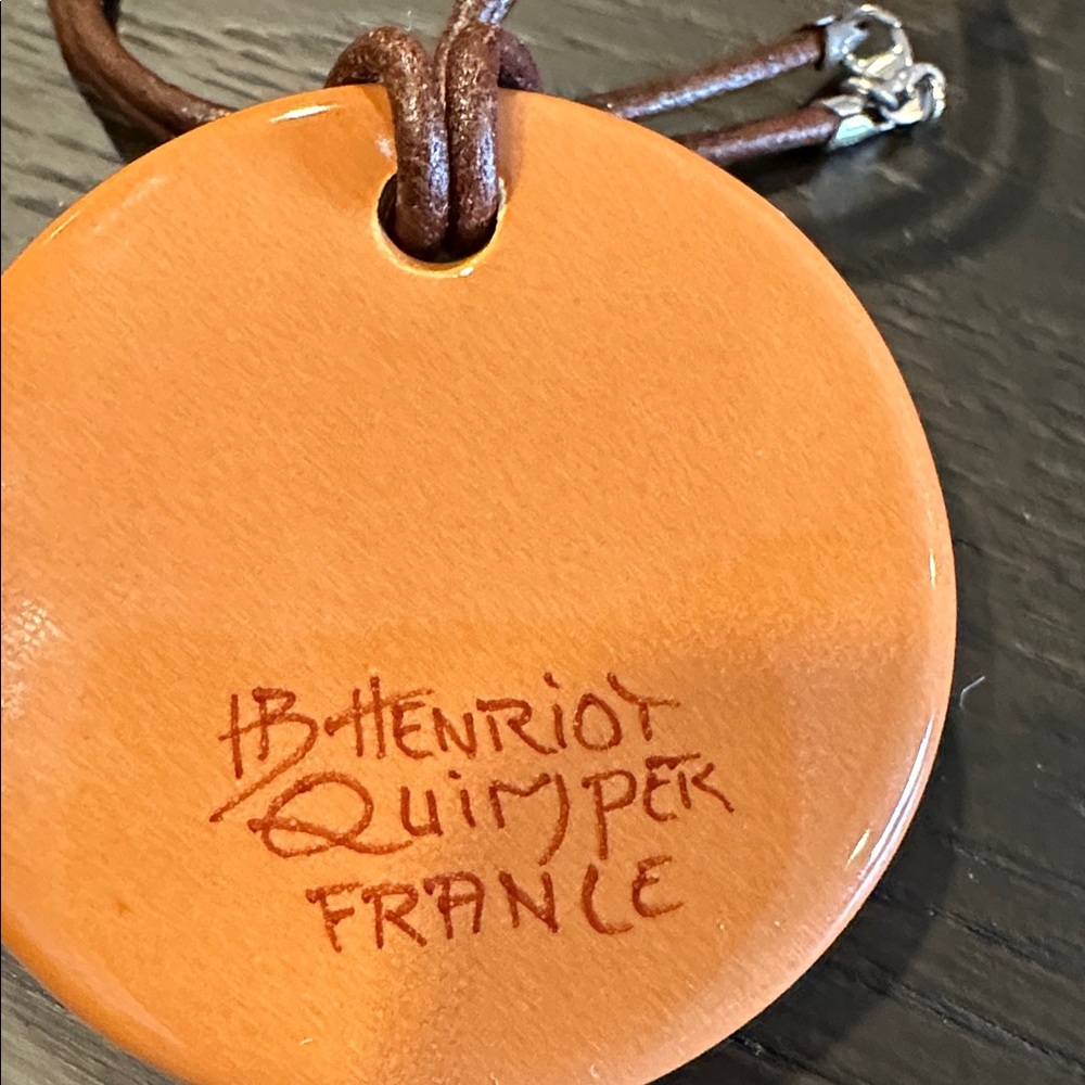 Vintage Henriot Quimper Hand‑Painted Pendant – Terracotta Blue Daisy – Signed - Picture 2 of 5